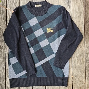 Långärmad stickad - Använd en gång storleken är XL men skulle säga L då de är små. Färgen är svart med möstwr