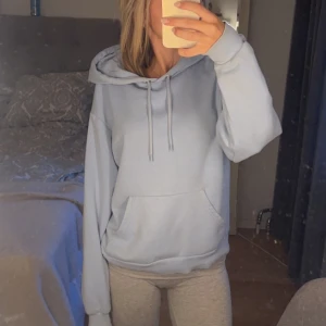 Monki hoodie - Säljer dennna lite tunnare hoodie från Monki, använd fåtal gånger💙