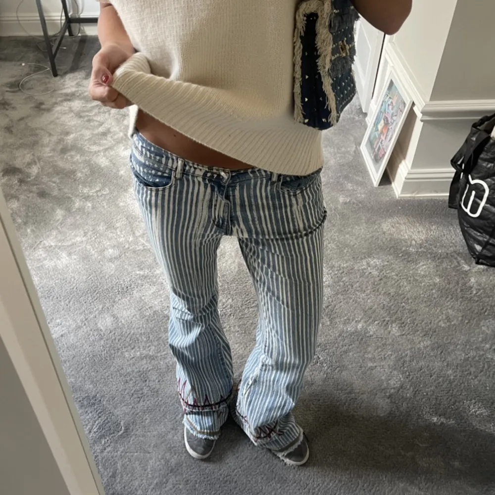 Säljer nu mina absolut coolaste jeans jag äger! Dessa är så så så najs och unika. Köpta för 100€ i paris, inga defekter. Perfeeekta höst-jeansen. Seriöst wow!!! Så fint mönster! Najs lågmidjade också och AS långa. Jeans & Byxor.