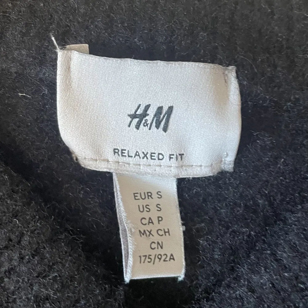 En svart nära inpå stickad v-ringad tröja från H&M i storlek S, använd sparsamt. Använder avnoppade innan den skickas till sin nya ägare😎 tröjan går lätt att klä upp till en snyggare outfit men också till pyjamasbyxor😊 hör gärna av vid seriöst köp!💕💕. Tröjor & Koftor.