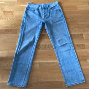 Humana Jeans - Köpta i Humanabutiken såg låg på Götgatan 105 på Skanstull för några år sedan. Använt kanske 2-3 gånger. Står ingen storlek men jag brukar ha W33L34 och byxorna är något för stora i midjan men bra längd! Dom såldes som HUMANAS egna märke.