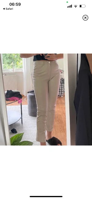 Byxor i läderimitation h&m - Beiga byxor från h&m i läderimitation. Sköna och sitter väldigt bra