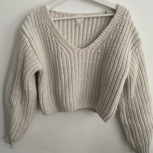 Vit stickad tröja - Tjockt stickad vit lite kortare tröja från H&M använt fåtal gånger