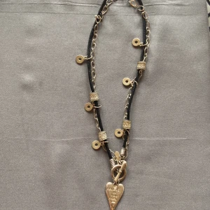 Smycken  - Självet ett fint halsband med texten ”belive in yourself” 