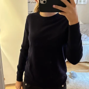 MARINBLÅ STICKAD TRÖJA - jätte fin tjocktröja i jätte bra skick knappast använd inte alls nopprig och helt perfekt till hösten!! 💞