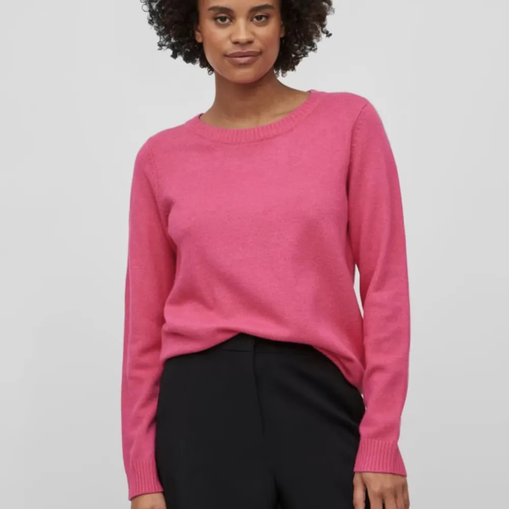 Säljer nu denna super fina rosa stickade tröjan från märket VILA, Aldrig använd, ej nopprig  Nypris på Aboutyou 350kr. Stickat.