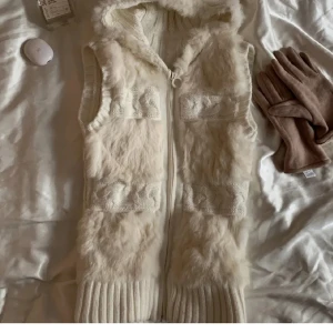 Väst  - Super gullig vit väst med päls 