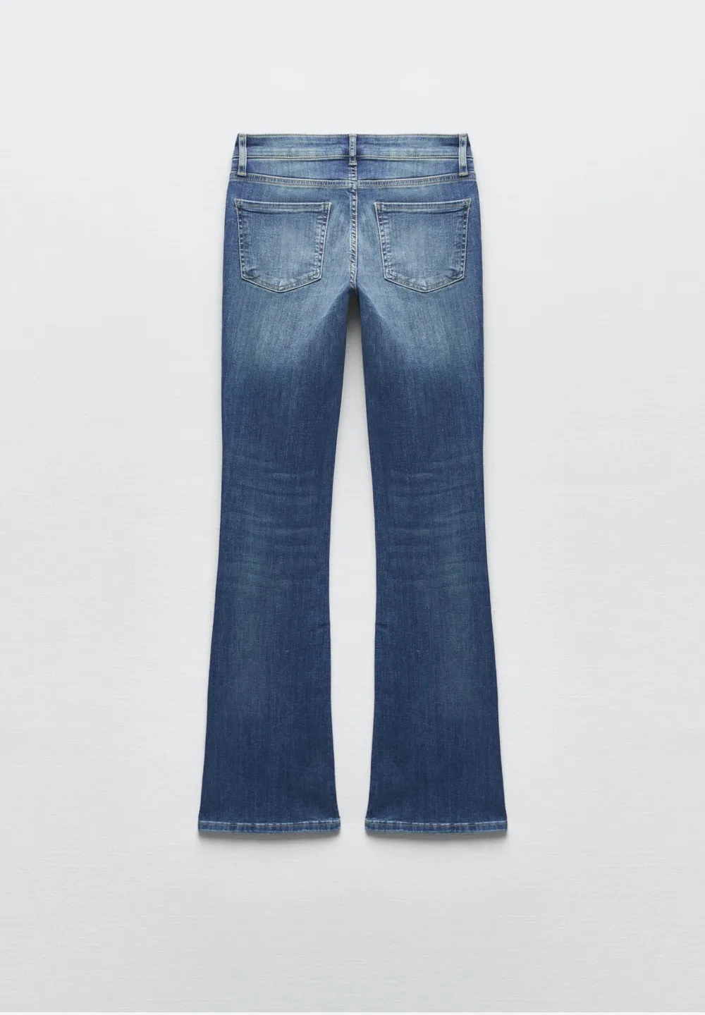 Blå lågmidjade jeans från zara. Använda ca 5 gånger så nästan nya💗. Jeans & Byxor.
