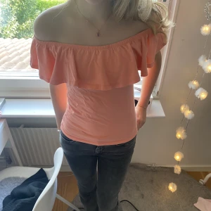 Topp - Super söt topp, jätte fin färg. Bra skick. Storlek s. Hör av er vid intresse 