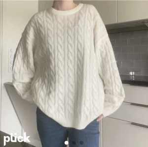 Stickad tröja - Lägger upp igen så frakten blir gratis 🫶 kolla in annonsen i min profil för mer info! Använd 3 ggr max i nyskick!