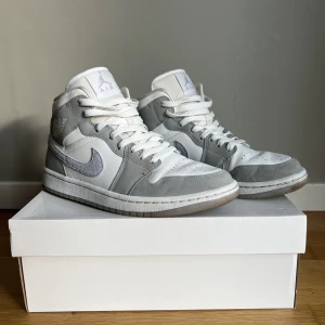 JORDANS 1 - Färg: white/aluminum wolf grey Strl: 40 Köpta på Restock, är i fint skick - använda men endast ett fåtal ggr.