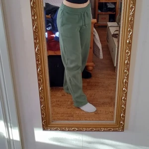 Straight Sweatpants  - Säljer dessa supersnygga jättesköna mjukisbyxor då jag behöver pengar😭😭 Jag har sytt om dem vid benen så att de går rakt ner och över skorna istället för att sitta åt benen.  Skriv gärna vid frågor🫶🏻🤍