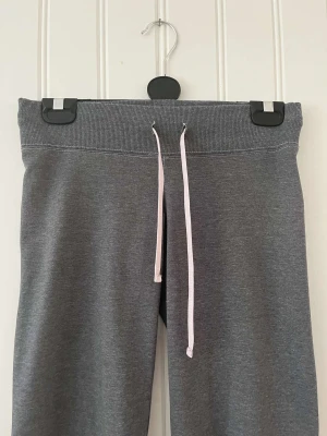 Lågmidjade mjukisbyxor - Säljer mina gråa sjukt lågmidjade mjukis byxor💗