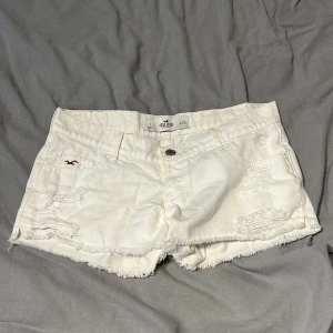 Jeansshorts - Sitter väldigt fint är lågmidjadr och väldigt bekväma