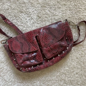 Unlimit väska - Cool väska från unlimit🫶sparsamt använd, smarta fickor och väskan rymmer mycket💘