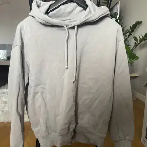 Grå hoodie från H&M i storlek Xs, använd fåtal gånger så den är i fint skick! 