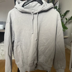 Grå hoodie  - Grå hoodie från H&M i storlek Xs, använd fåtal gånger så den är i fint skick! 