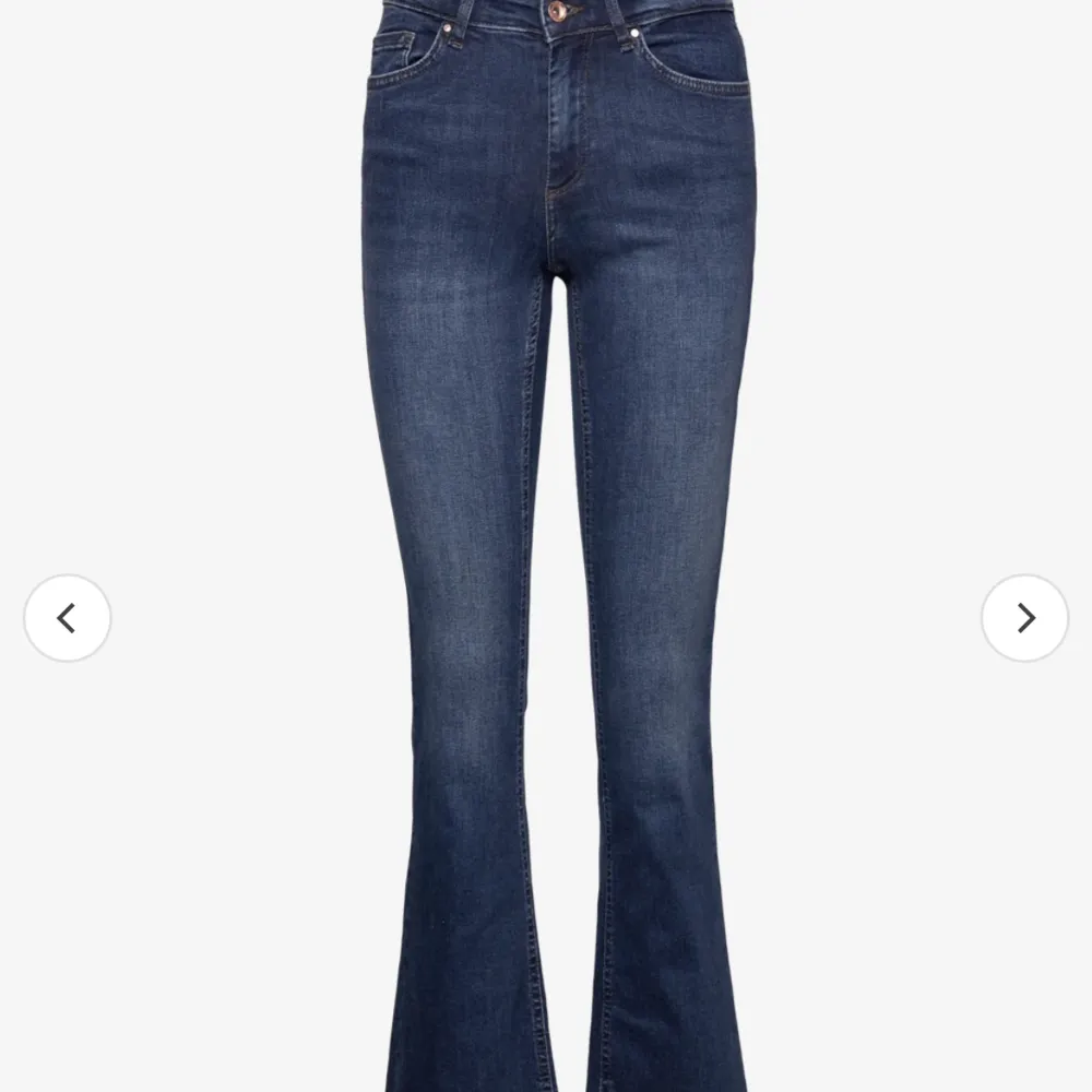 Säljer dessa jättefina byxor då dem inte kommer till användning!💕fint skick . Jeans & Byxor.