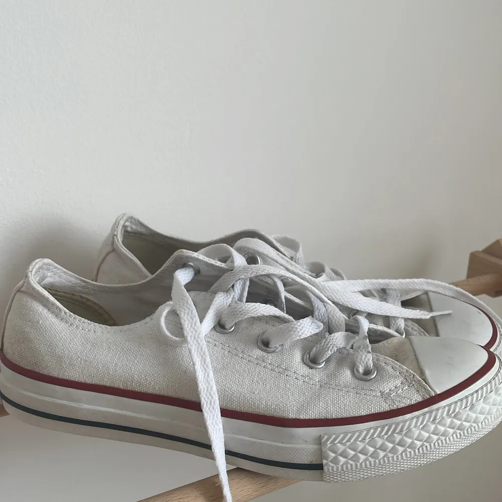 Låga vita Converse i strl 34. Finns en synlig fläck men går att tvätta, därmed priset🫶🏽. Skor.