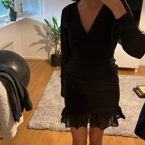 Svart långärmad klänning - Svart oanvänd klänning💕 