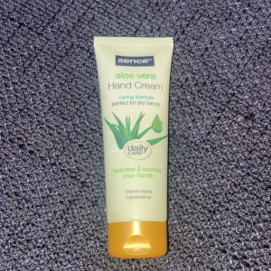 Handkräm - Säljer denna alovera handkräm från märket sence, använt fåtal gånger med ca 3/4 produkt kvar 🙌🏻