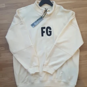 Fear of God Mockneck Helt NY!  - Mockneck tröja från det populära märket Fear OF God!    Helt ny med tags, endast testad! Storlek M passar 185-190CM! Samfraktar gärna, eller meetup i sthlm! 