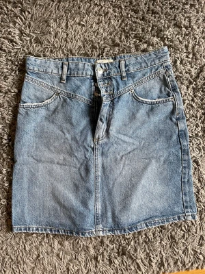 Jeans kjol  - Blå kort jeans kjol den Gina tricot, storlek 38. Knappt använd så fint skick. 