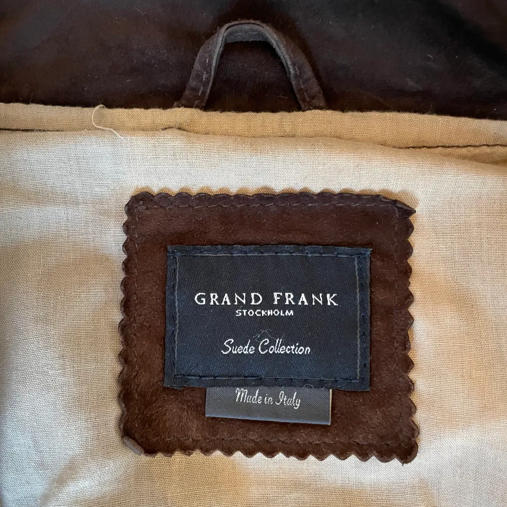 Jacka i fin kvalite, producerad i Italien.  Ord. Pris: 3199  https://www.grandfrank.com/sv/collections/jackets/products/marloes-suede-jacket-dark-brown. Jackor.