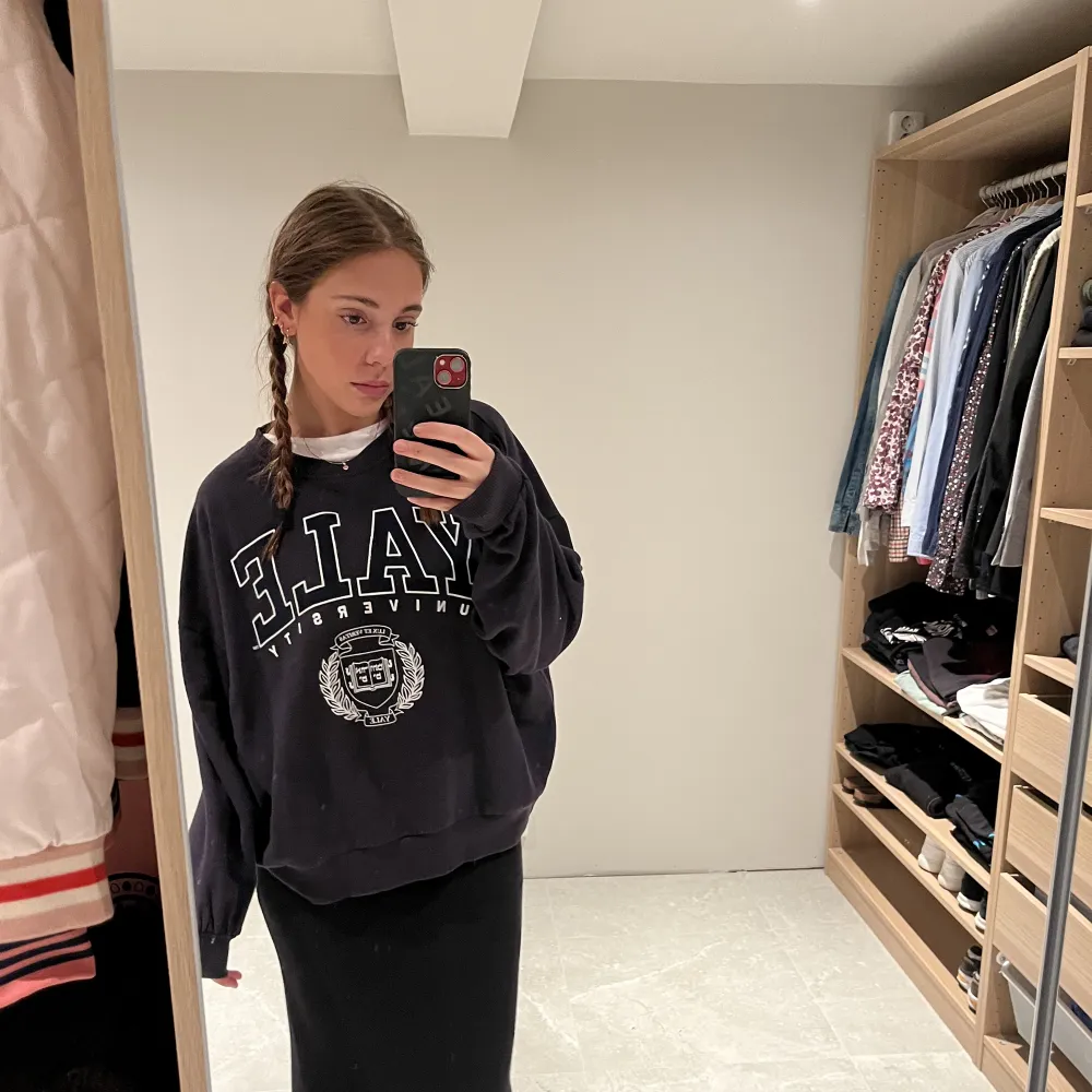 Knappt använd tröja från H&M! Jag är 170cm och väger 68kg, oversize fit på tröjan! Dm vid intresse eller frågor 🤗. Tröjor & Koftor.