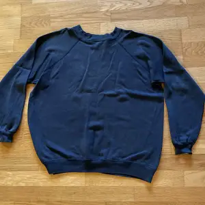 Blank Hanes Sweatshirt med unik axelsöm.  Tag säger XL men sitter som Medium