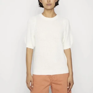 Vit stickad tröja  - Säljer min vita stickade tröja i storlek M då den aldrig kom till andvändning. Den är använd 2 gånger ungefär så som ny!