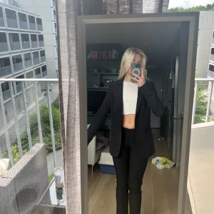 Svart kavaj - Svart kavaj mer dressad 