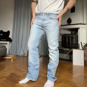 Levis 501 - Levis 501 Tyvärr ett hål men lätt att laga med lite tråd. Annars i nyskick
