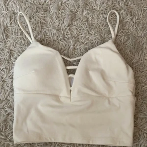 Vit topp - En vit topp från AVA & EVER