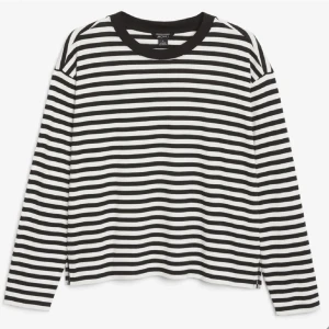 Randig tröja från monki - Svart och vit randig tröja från Monki. Använd ungefär 3 gånger men inget som syns på tröjan!😊