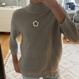 Polotröja - Så fin grå polotröja med trekvartsärmar, bra skick