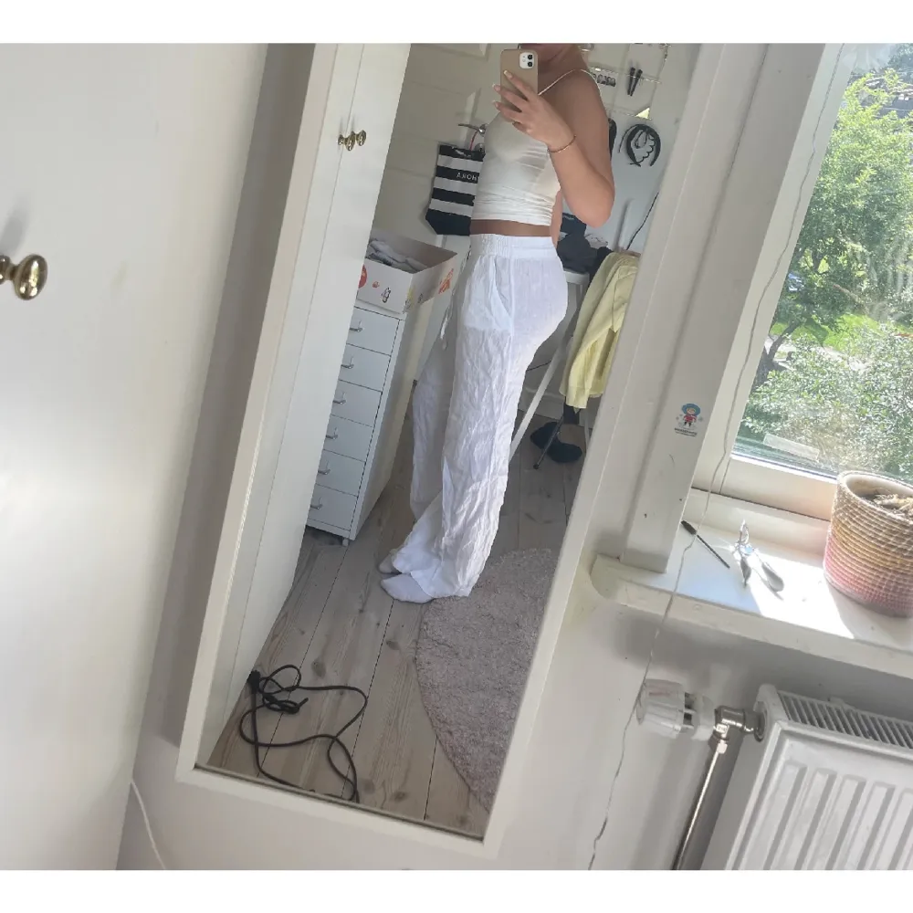 (Lånade bilder) Linnebyxor i jättefint skick, köpta här på plick men kommer inte till användning då de inte satt som jag önskade ❤️ bra i längden för mig som är ca 165! . Farkut & Housut.