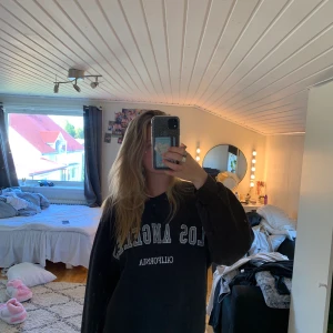 Grå sweatshirt - Säljer denna mörk gråa/svarta sweatshirt från Gina tricot i storlek XL😊Säljer den för 100kr då den inte är använd så mycket och fortfarande mjuk på insidan💕