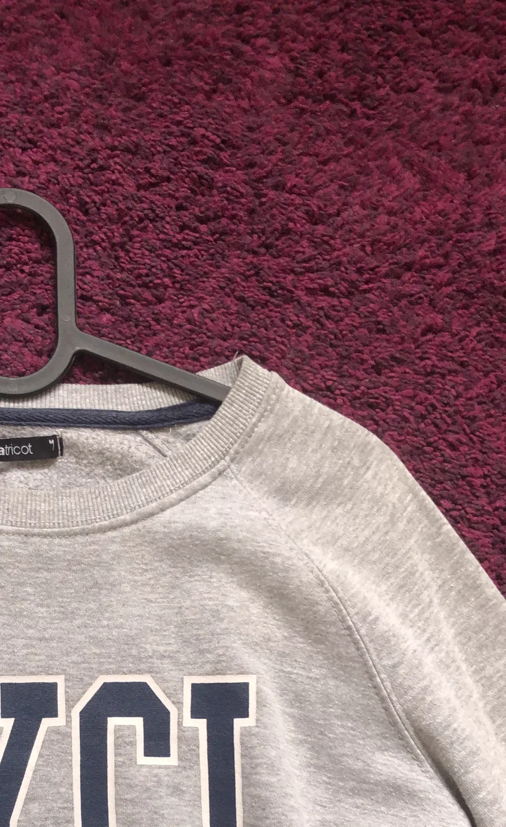 Grå, superskön sweatshirt med tryck från Gina! Säljer pga kommer aldrig till användning 🩵❤️. Tröjor & Koftor.