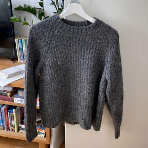 Jättefin stickad tröja från uniqlo 😍 perfekt till hösten och vintern! Innehåller ull så håller värmen riktigt bra. Knappt använd! Köpare står för fraktkostnad ☺️