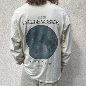 Oversized Tröja Urban Outfitters - Supersnygg tröja från Urban Outfitters med balla tryck på fram- och baksidan samt längs ärmarna. Inga defekter, knappt använd. Storlek M, men oversized så kan även passa L. Jättesnygg, och unisex även om modellen i detta fall är man. 
