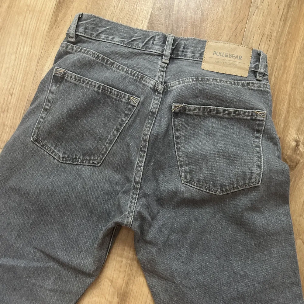 Snygga gråa jeans från pull & bear i storlek 34🤍. Jeans & Byxor.