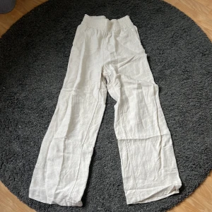 linnebyxa  - beigea linnebyxor med raka ben och mudd upptill från hm i storlek xs säljer för 150 kostat 300