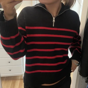 Zara stickad tröja med krage - Stickad tröja med dragkedje krage från zara. Storlek S