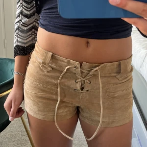 Shorts!  - Så coola shorts som tyvärr sitter alldeles för tight för mig som brukar ha m/L i liknande! Så skulle sittta så snyggt på någon som har S! 