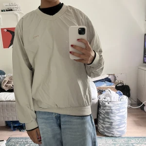 beige windbreaker - beige windbreaker från märket 4D. väldigt bra skick och inga deffekter. köparen står för frakt 