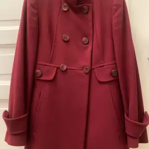 Jag säljer nu min fina röda kappa i lana ull och cashmere för 600kr. Jag kan träffas i Stockholm city eller så trycker du på köp knappen så skickar jag den till dig. 