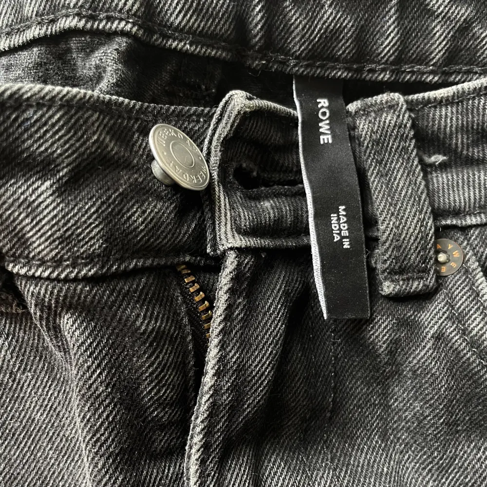 Ett par svarta jeans i storlek 25/30 från weekday. Modellen bär 28/34. De är i väldigt bra skick ✨Har en till bild (bakifrån på galge). Jeans & Byxor.