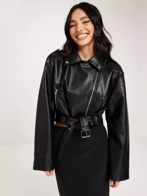 Oanvänd biker jacka gina  - Oanvänd biker jacka från Gina Tricot! Väldigt fin i modellen, storlek S men passar XS-M också skulle jag säga.