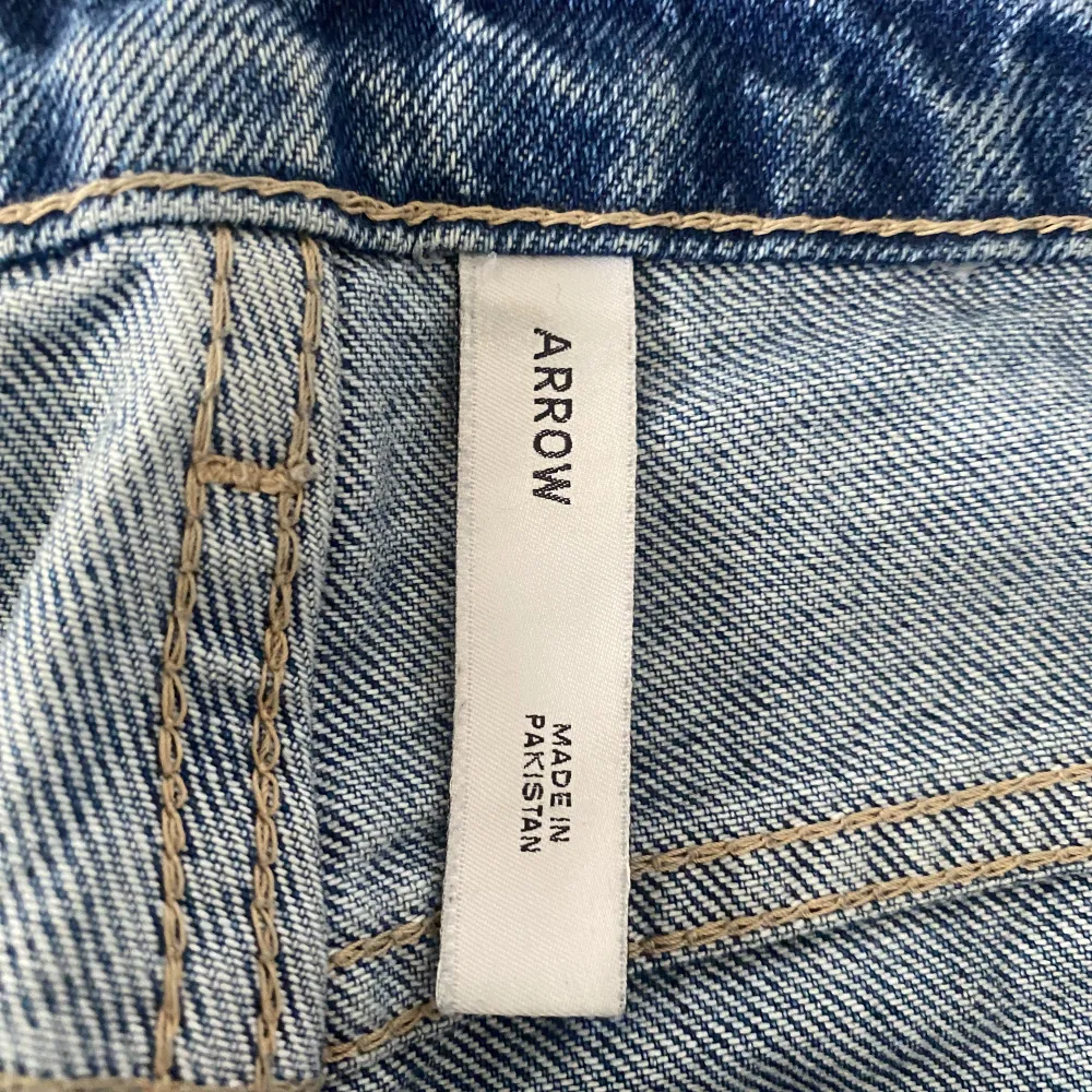 Populära lågmidjade jeans från Weekday! Säljer pga de är för stora, använda ca 10 gånger💘 Nypris 590kr, säljer för 200 men pris kan diskuteras! Använd köp nu💘. Jeans & Byxor.